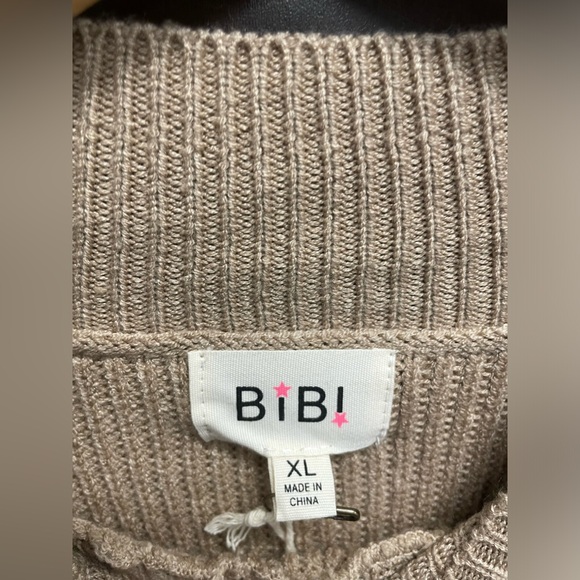 BiBi Long Sleeve Mock Neck With Cut Out Detail. 💙 - Picture 6 of 7